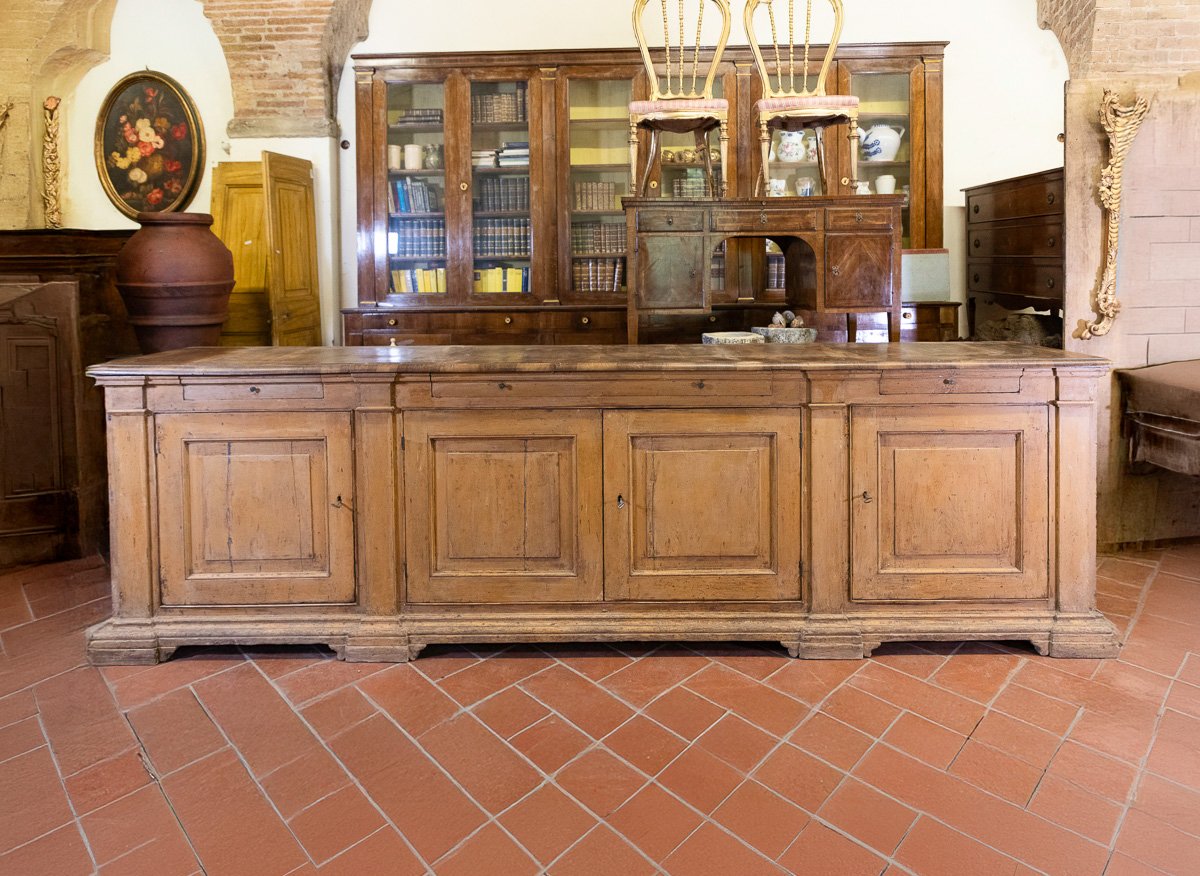 Antique 17th-century Tuscan Sideboard, Lacquered In Ochre, With Four Doors And An Inlaid Walnut Top