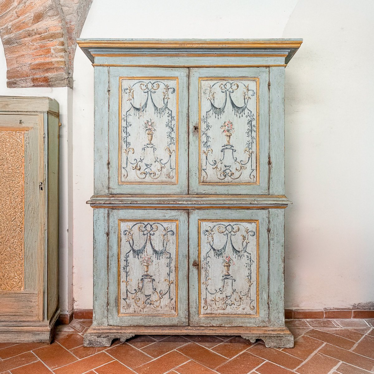 Buffet toscan à deux corps peint à décor floral, Italie, fin du XVIIe siècle