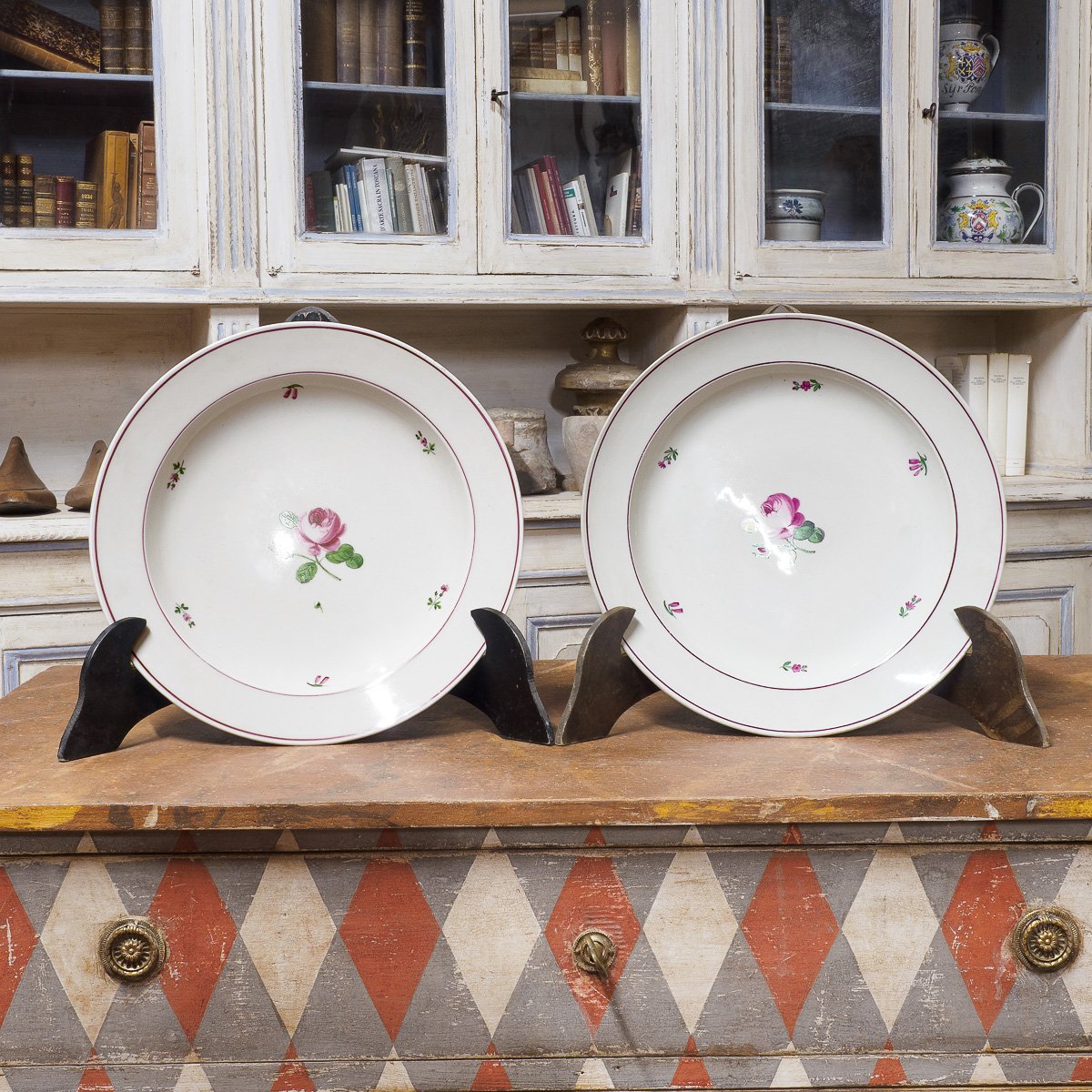 Paire d’assiettes en porcelaine de Vienne à décor floral, 1828-photo-2