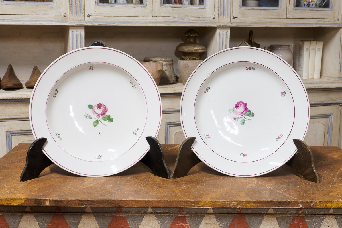 Paire d’assiettes en porcelaine de Vienne à décor floral, 1828
