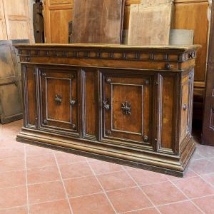Rare Tuscan Buffet In Poplar And Walnut, Triglyph Frieze, Tuscany 17th Century