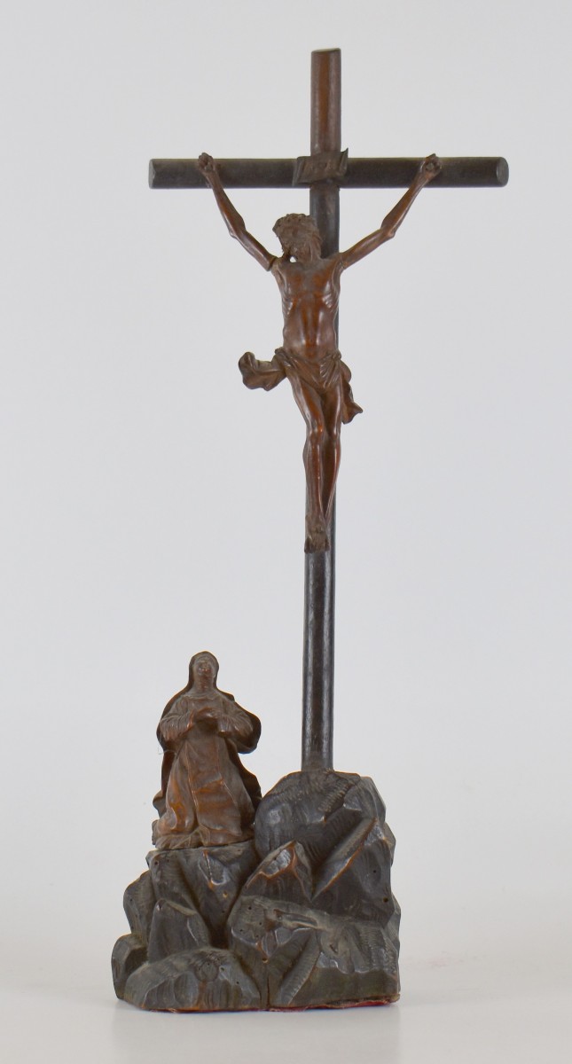 Croix de méditation en bois teinté avec sculptures en buis