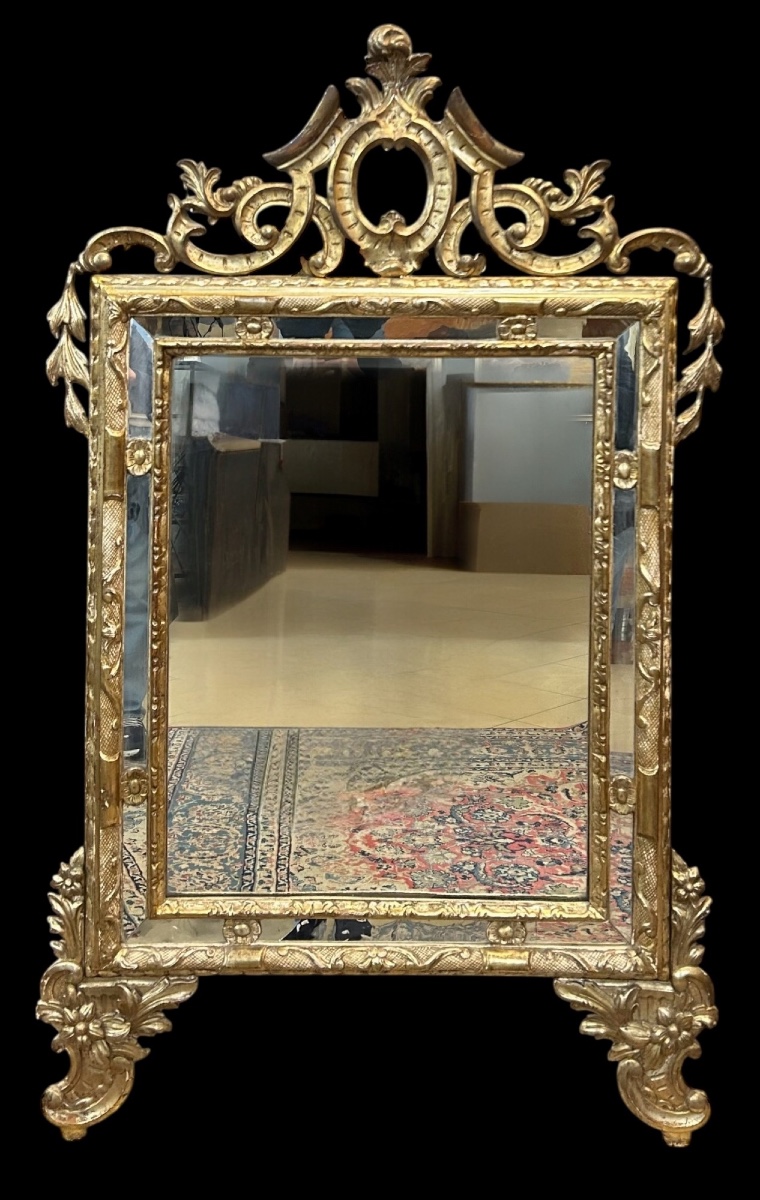 Miroir en bois sculpté et doré