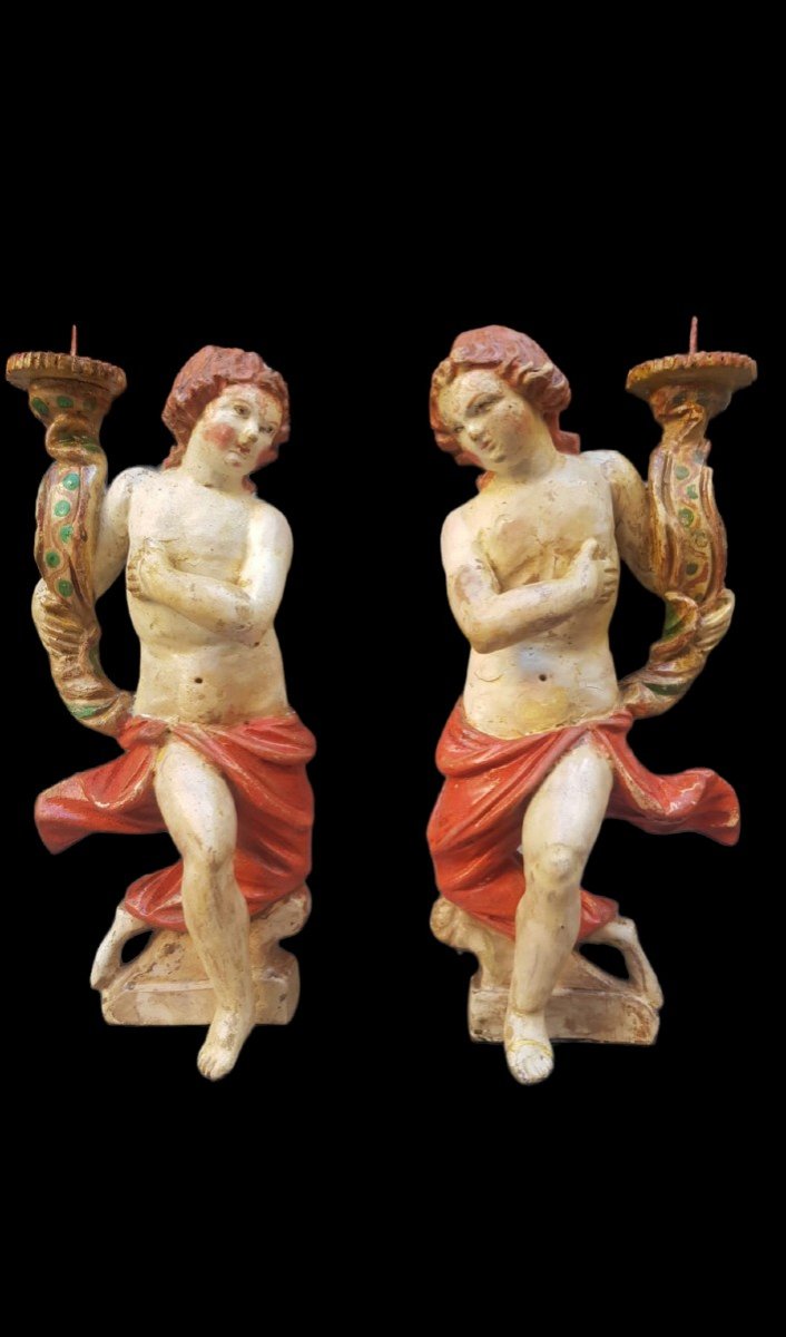 Paire d'Anges Bougeoirs En Bois Polychrome. Italie, Fin Du XVIIIe Siècle.