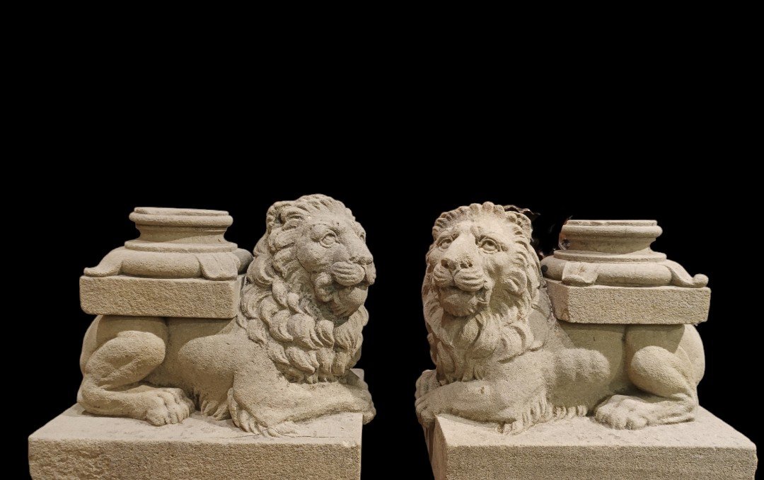 Paire De Lions Sculptés En Pietra Serena. Toscane, XVIIIe Siècle.