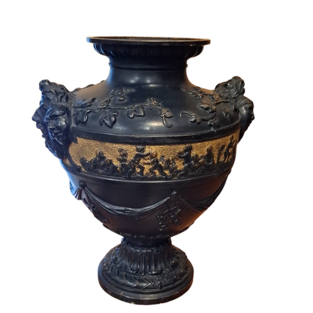 Vase En Céramique De Style Classique. Europe, Fin Du XIXe Siècle.