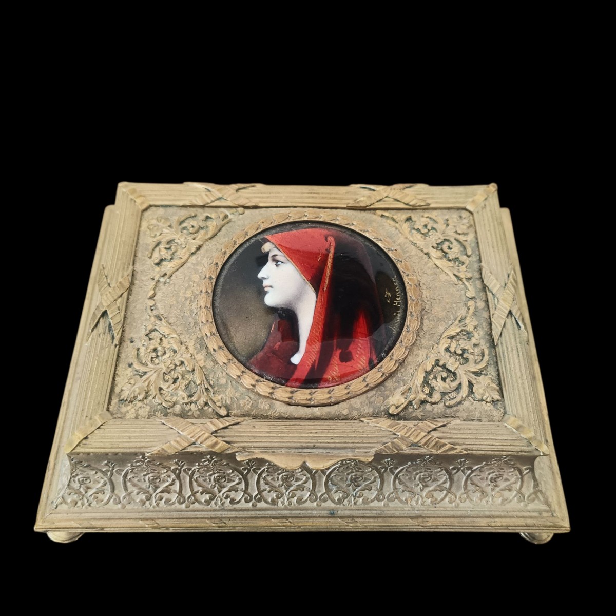 Boîte en bronze doré et émail. France, période Napoléon III.