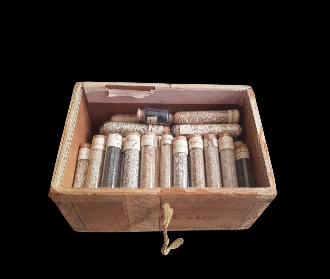 Collection de sables européens et exotiques. France, 19e siècle.