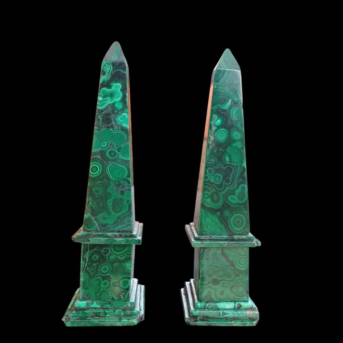 Paire d'obélisques en malachite. 19ème siècle.