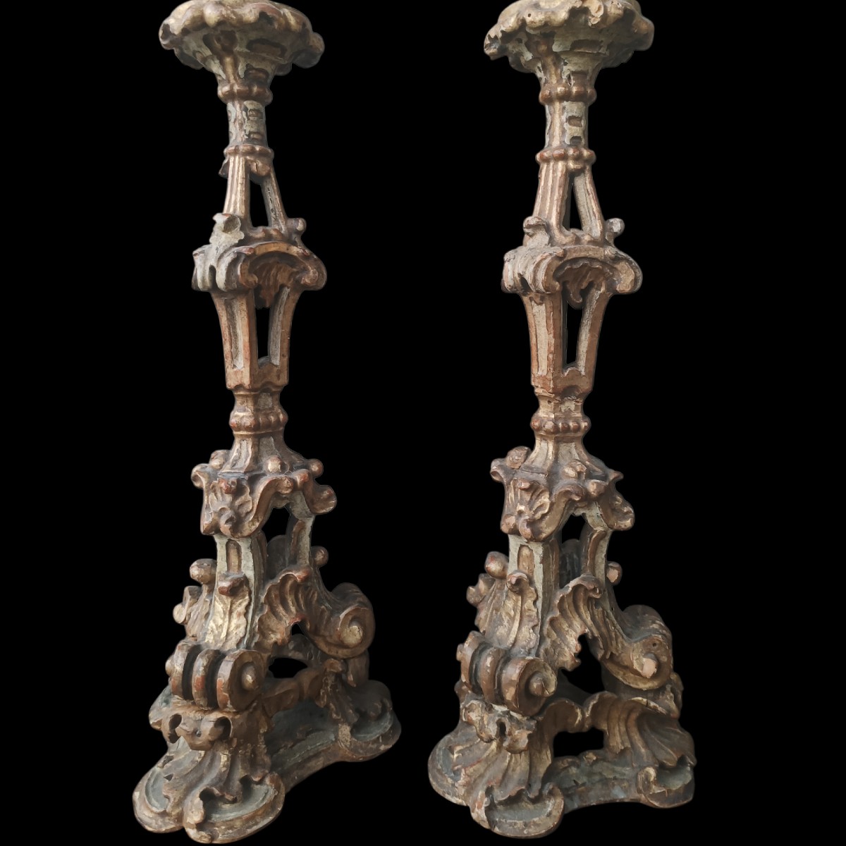 Paire de bougeoirs en bois doré et laqué. Venise, XVIIIe siècle.-photo-2