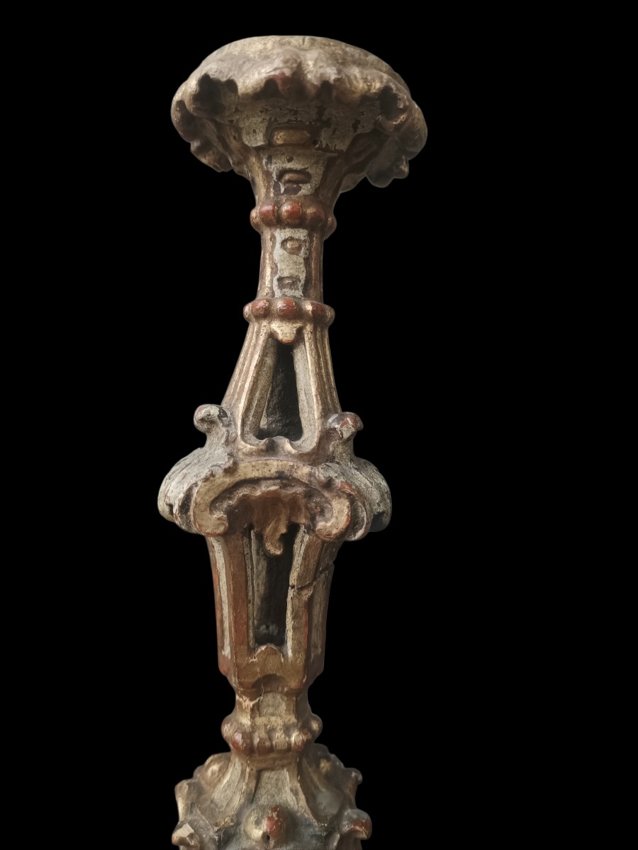 Paire de bougeoirs en bois doré et laqué. Venise, XVIIIe siècle.-photo-4