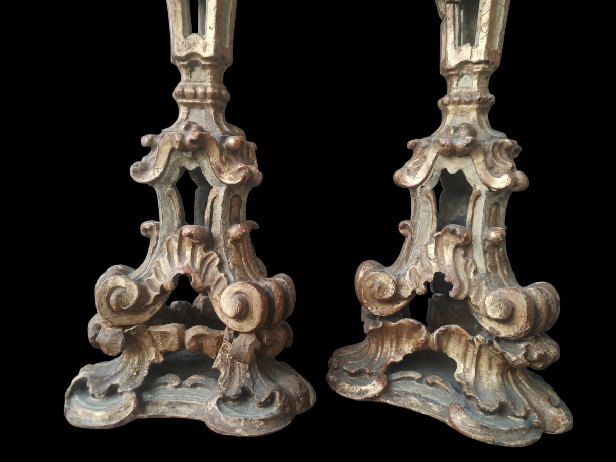 Paire de bougeoirs en bois doré et laqué. Venise, XVIIIe siècle.-photo-1
