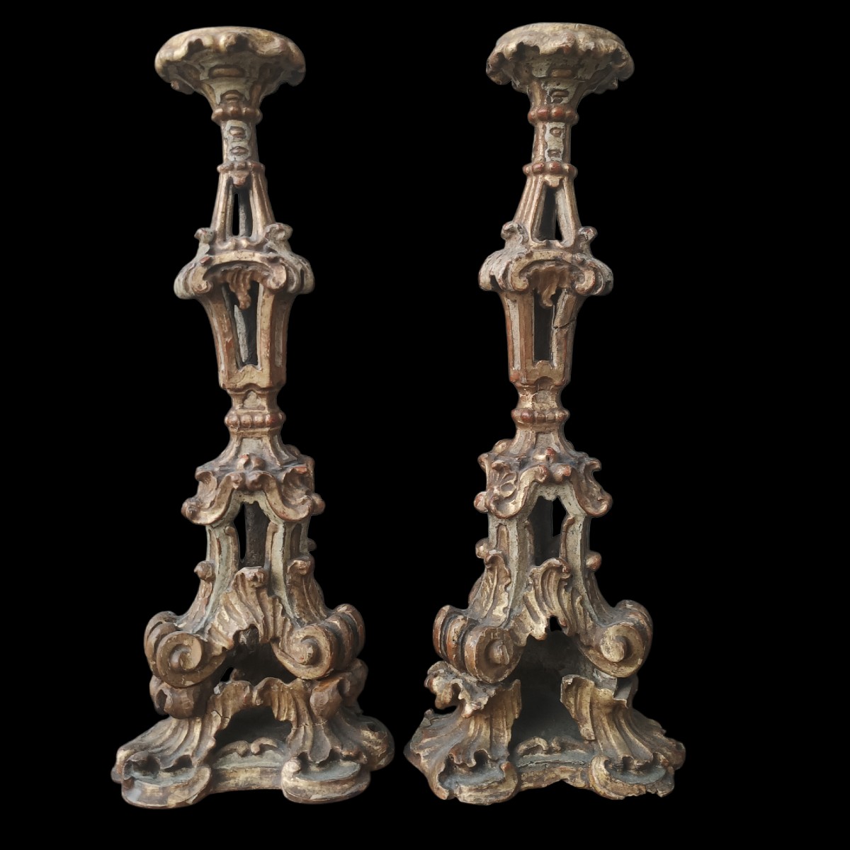Paire de bougeoirs en bois doré et laqué. Venise, XVIIIe siècle.