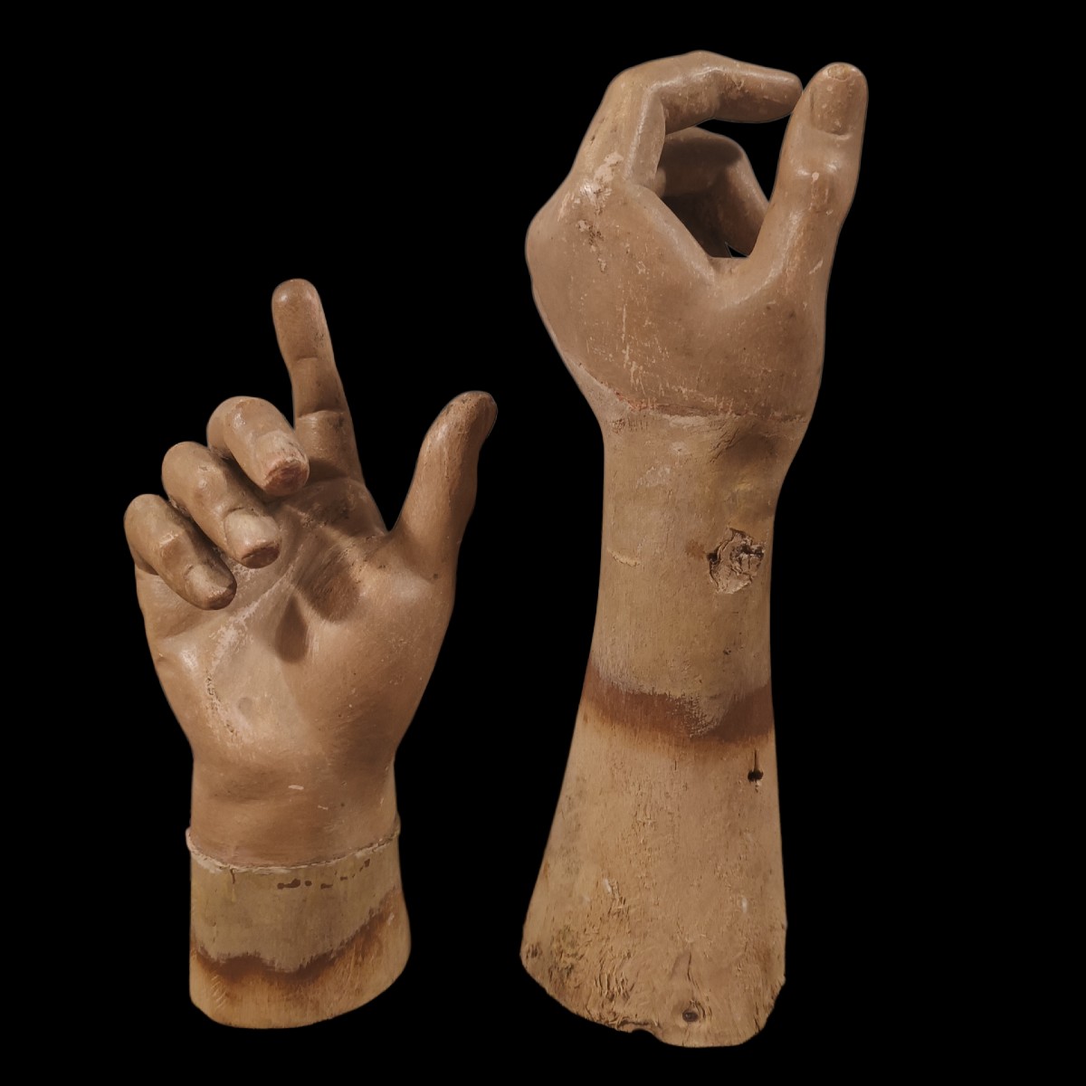 Paire de mains en bois peint. Naples, XVIIIe siècle.