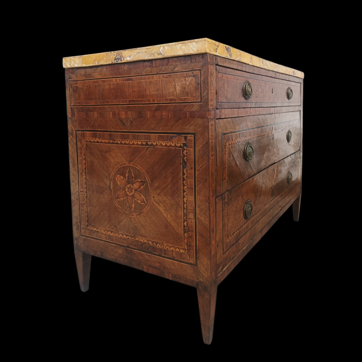 Commode en bois marqueté. Lombardie, fin du XVIIIe siècle.-photo-2