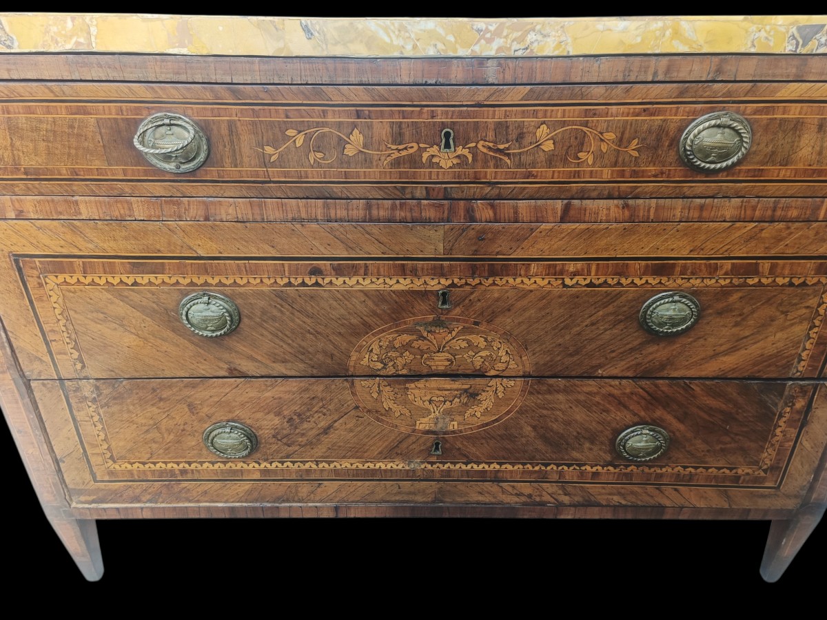 Commode en bois marqueté. Lombardie, fin du XVIIIe siècle.-photo-3