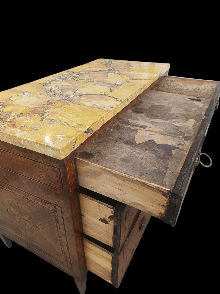 Commode en bois marqueté. Lombardie, fin du XVIIIe siècle.-photo-1