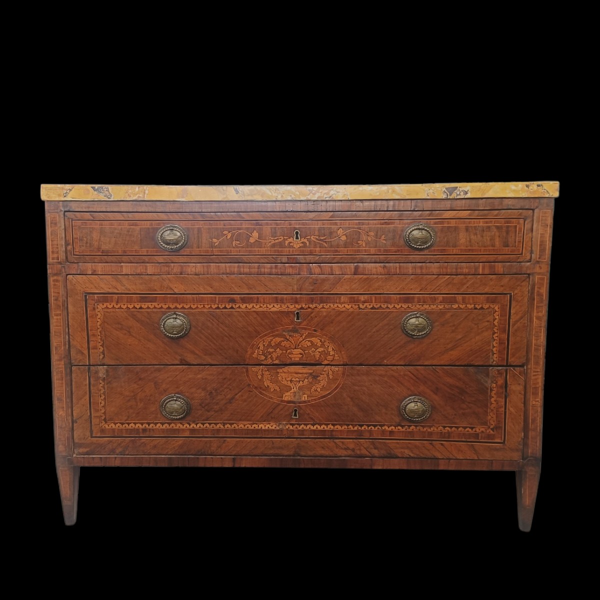 Commode en bois marqueté. Lombardie, fin du XVIIIe siècle.