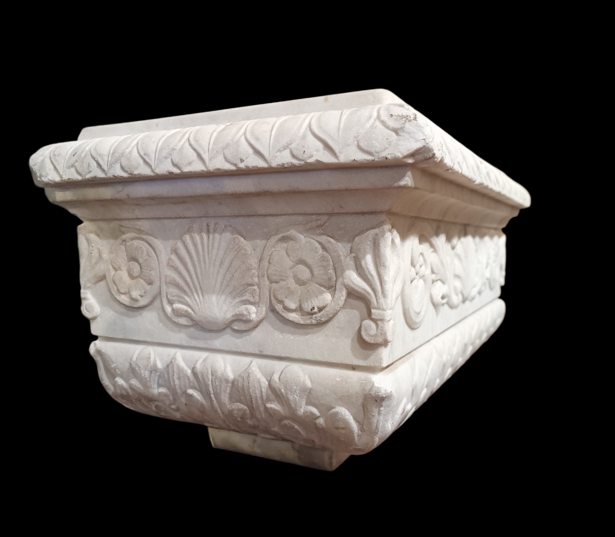 Vasque en marbre blanc sculpté. Italie, période néoclassique.-photo-3