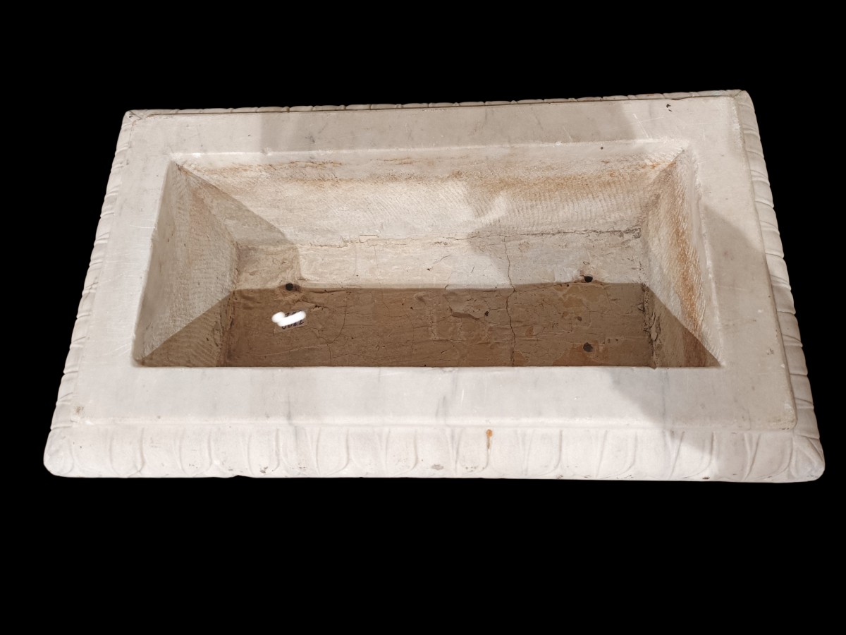 Vasque en marbre blanc sculpté. Italie, période néoclassique.-photo-1