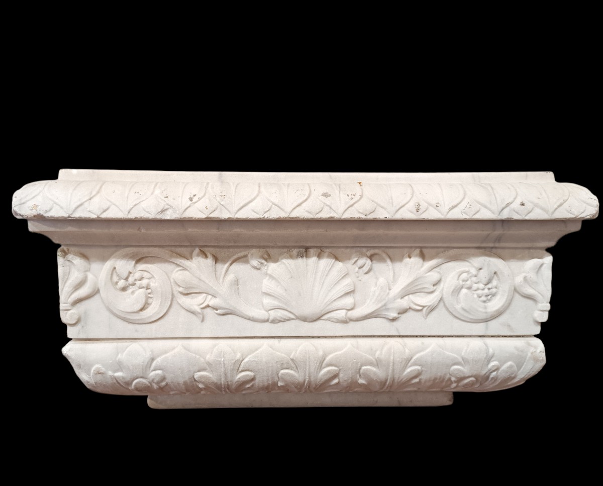 Vasque en marbre blanc sculpté. Italie, période néoclassique.