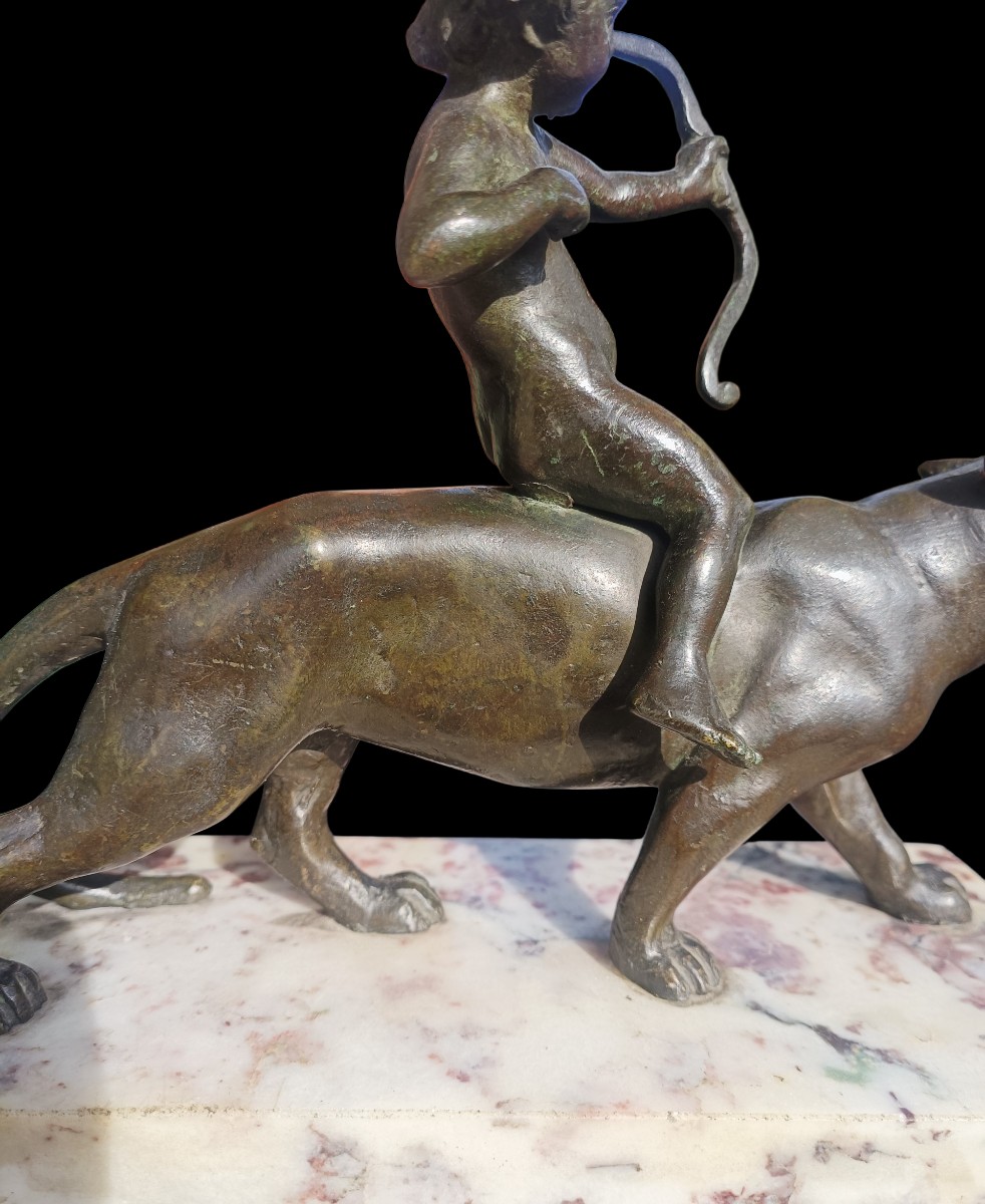 Sculpture en bronze d'Eros sur une panthère. Italie, début du XIXe siècle.-photo-1