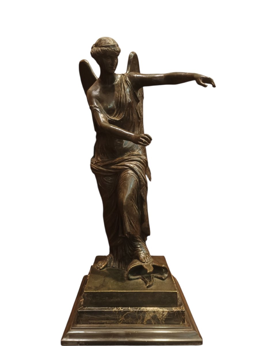 Sculpture en bronze représentant Nike. Italie, 19ème siècle.