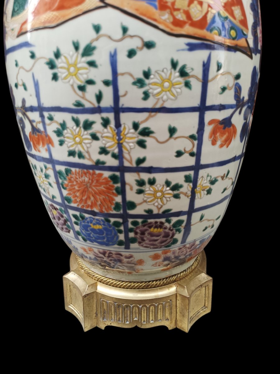 Vase en porcelaine à base en bronze doré. Japon, 19e siècle-photo-1