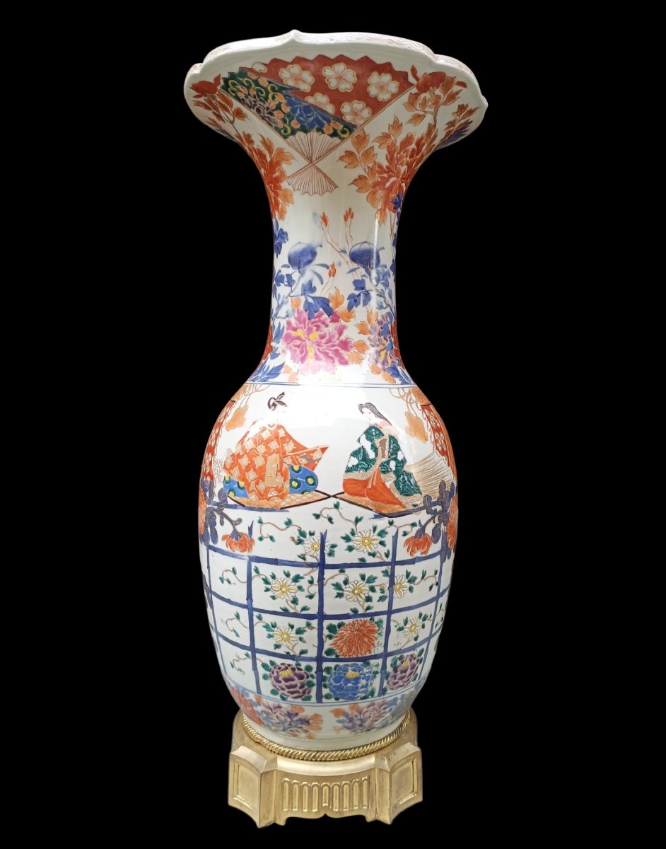Vase en porcelaine à base en bronze doré. Japon, 19e siècle