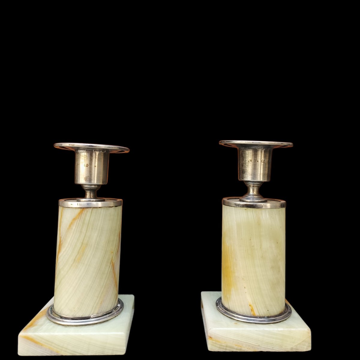 Paire de bougeoirs en onyx et argent. Début du 20ème siècle.