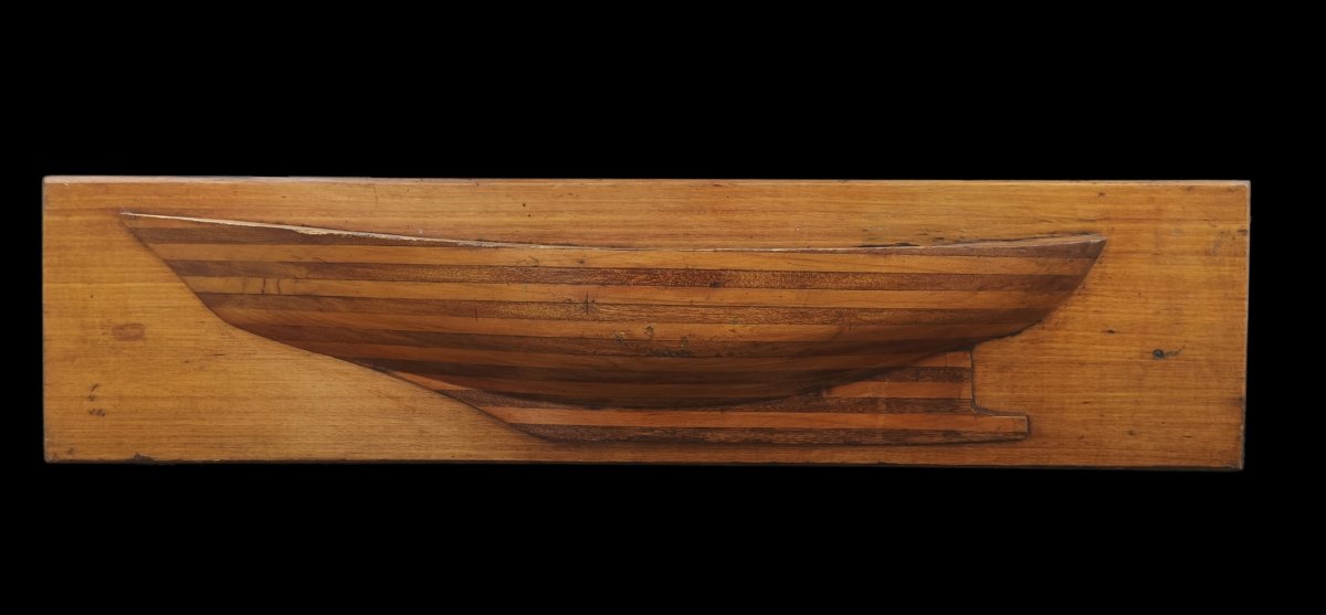 Grand bateau demi-coque en bois. Italie, première moitié du XXe siècle.