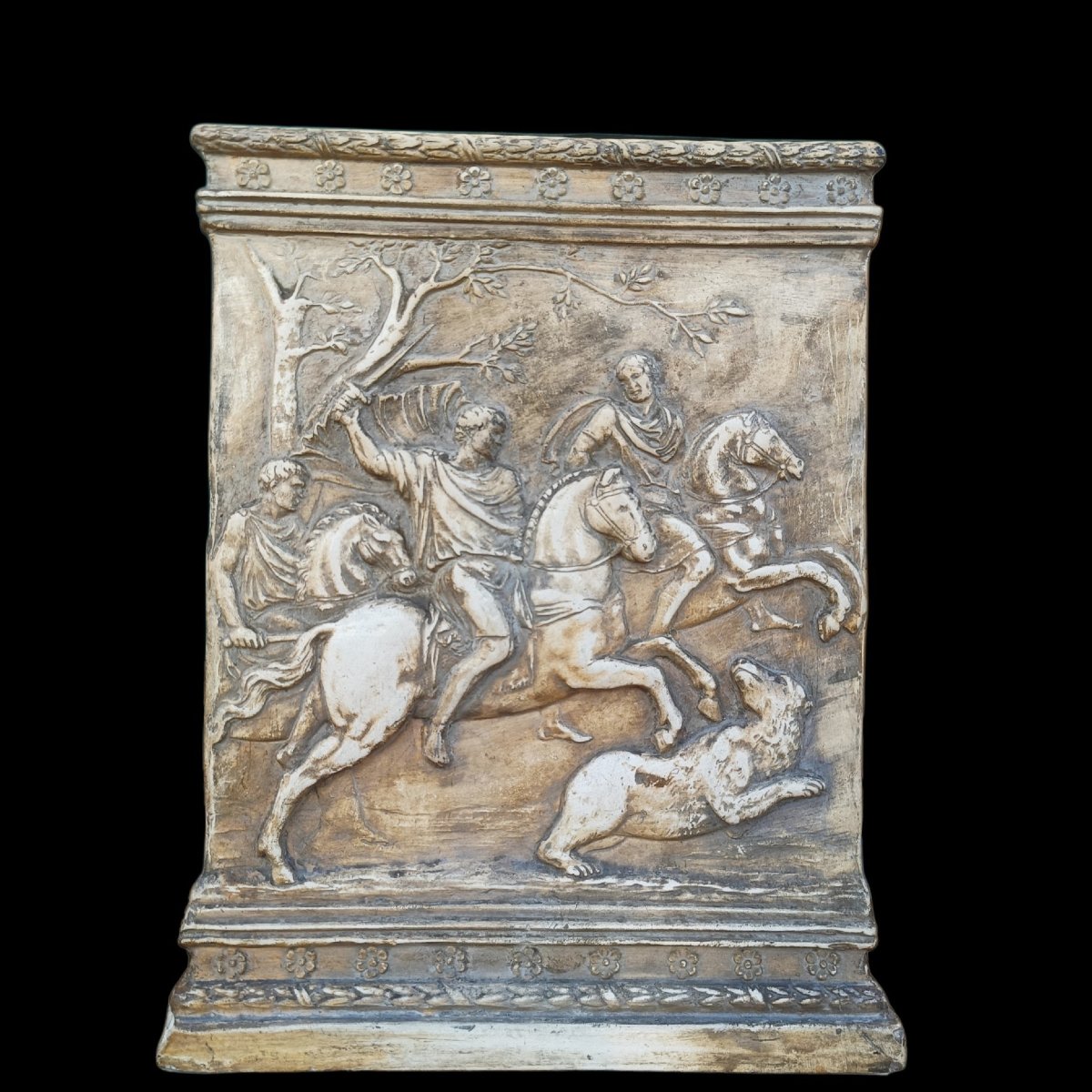 Vase en plâtre patiné. Italie, début du XXe siècle.