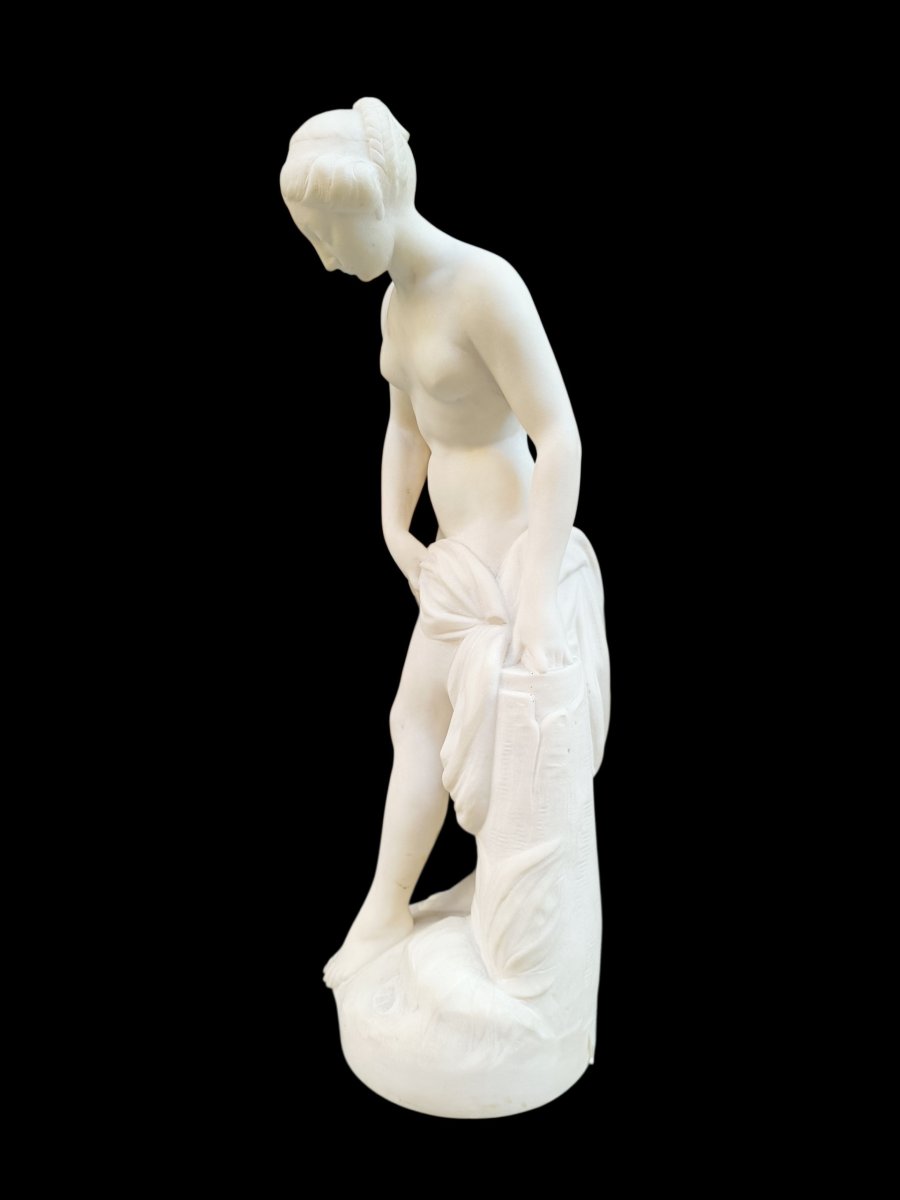 Sculpture d'une baigneuse en marbre blanc. 19ème siècle.-photo-2
