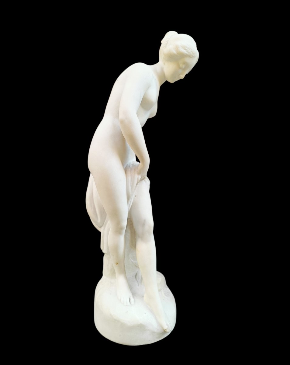 Sculpture d'une baigneuse en marbre blanc. 19ème siècle.-photo-3