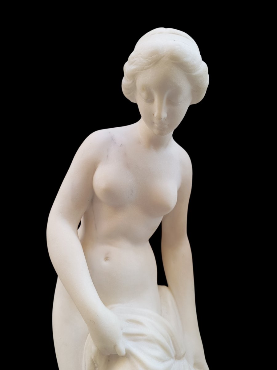 Sculpture d'une baigneuse en marbre blanc. 19ème siècle.-photo-1