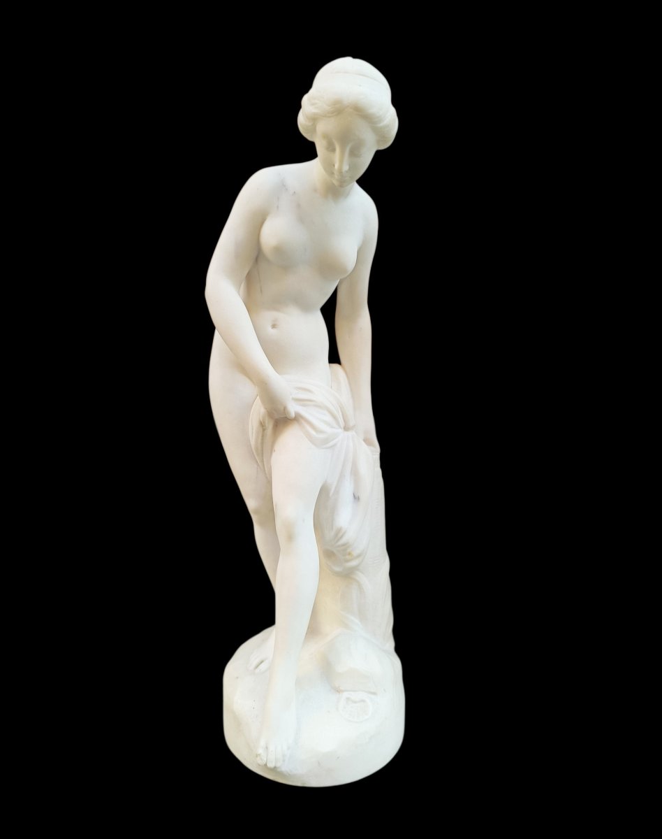 Sculpture d'une baigneuse en marbre blanc. 19ème siècle.