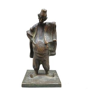 Sculpture Orientaliste En Bronze Représentant Un Vendeur De Tapis. Fin Du 19ème Siècle.