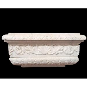 Vasque en marbre blanc sculpté. Italie, période néoclassique.