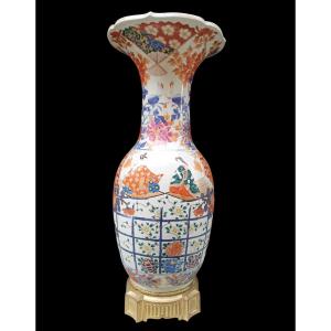 Vase en porcelaine à base en bronze doré. Japon, 19e siècle