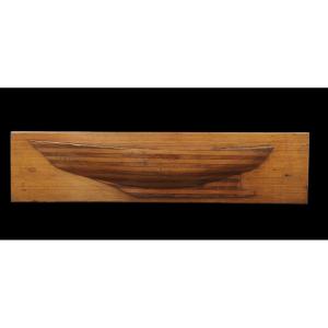 Grand bateau demi-coque en bois. Italie, première moitié du XXe siècle.