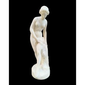 Sculpture d'une baigneuse en marbre blanc. 19ème siècle.
