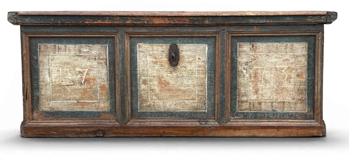 Coffre en bois de sapin peint, daté 1773