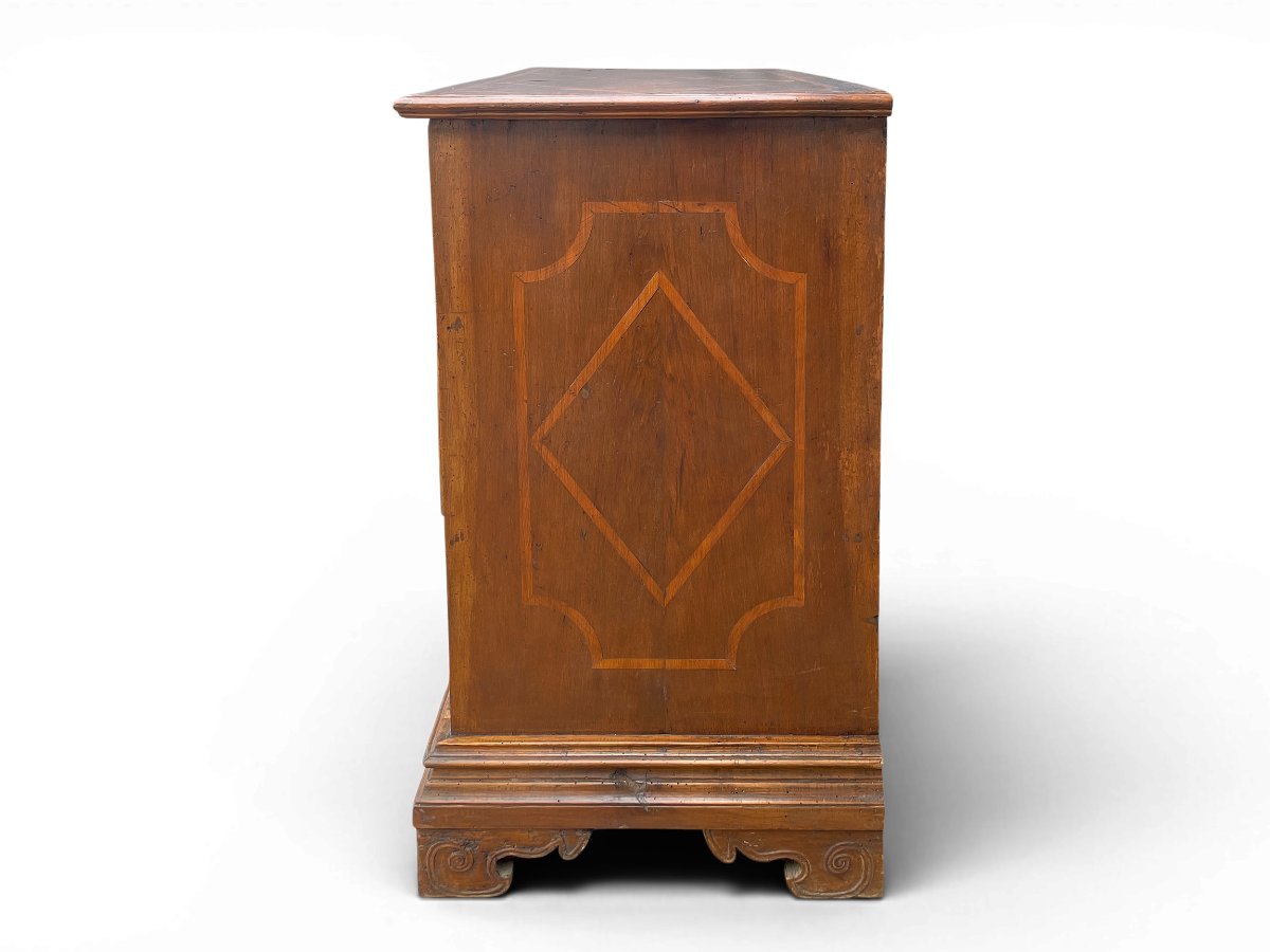 Commode en noyer avec marqueterie - Italie du Nord, début du XVIIIe siècle-photo-1