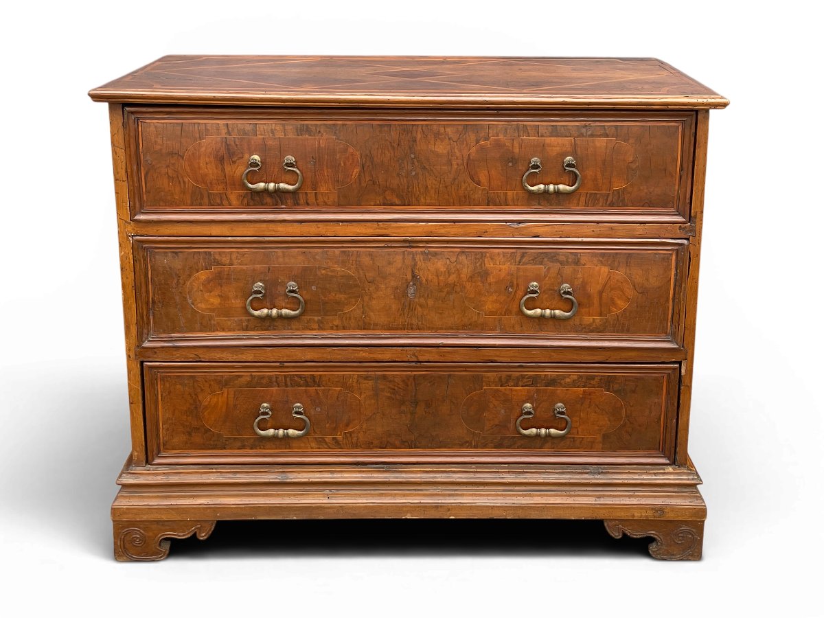 Commode en noyer avec marqueterie - Italie du Nord, début du XVIIIe siècle