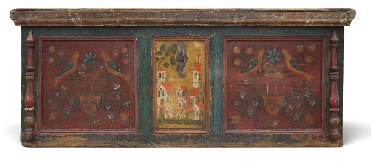 Coffre peint tyrolien avec oiseaux, vases fleuris et vue de village