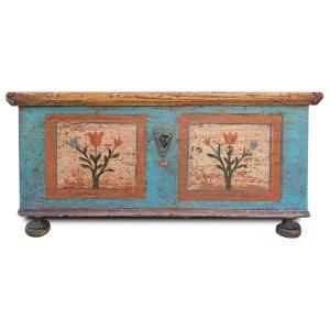 Coffre alpine peint aux motifs floraux 