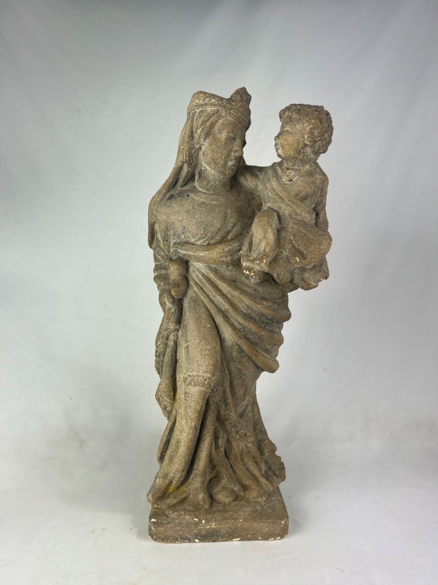 Sculpture En Pierre Représentant La Vierge à L’enfant