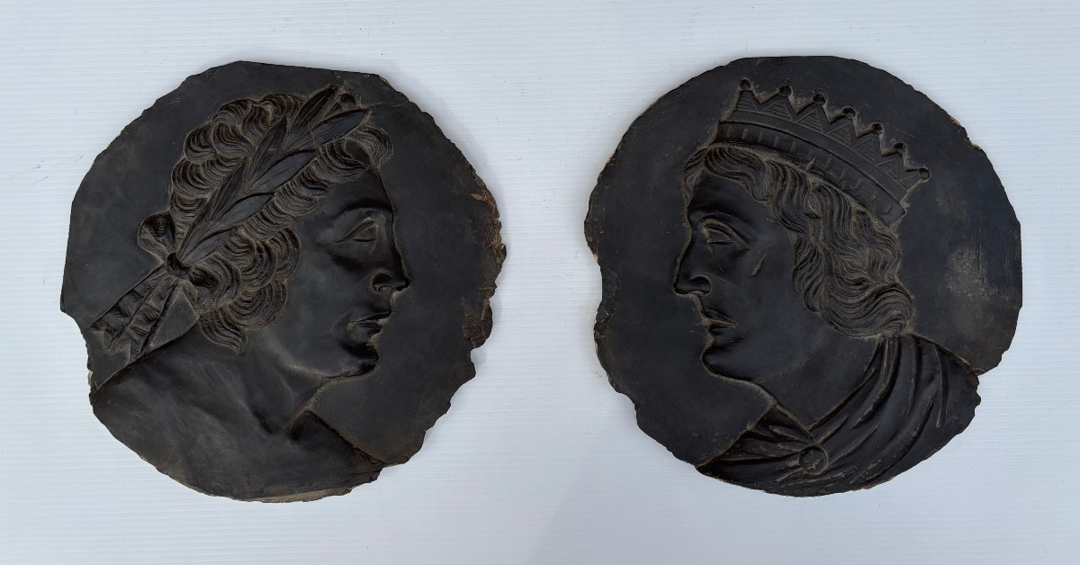 Paire De Reliefs En Ardoise Avec Des Profils D’empereurs