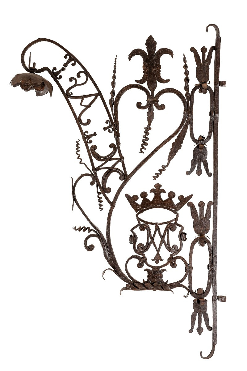paire de banderoles en fer forgé et ajouré avec monogramme coronat-photo-3