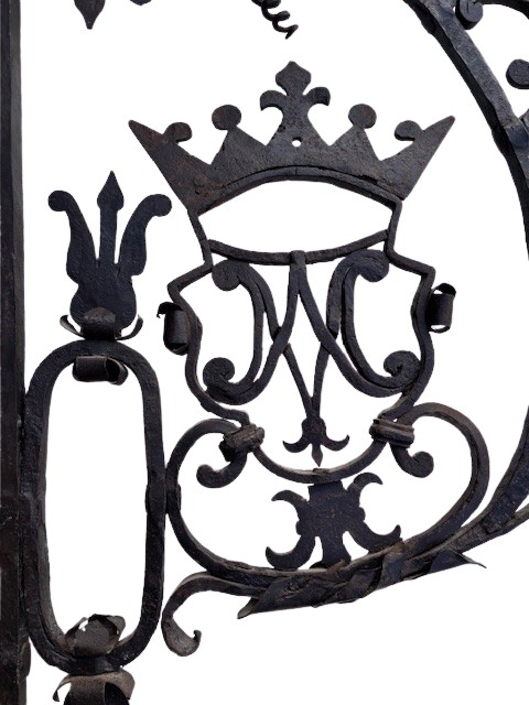 paire de banderoles en fer forgé et ajouré avec monogramme coronat-photo-4